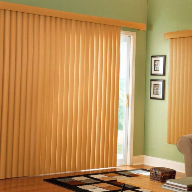 Jalousie de porte: portes de jalousie en bois, jalousie horizontale dans l'embrasure de la porte