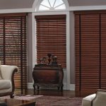 Jalousie de porte: portes de jalousie en bois, jalousie horizontale dans l'embrasure de la porte