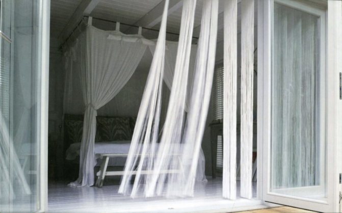 Jalousie de porte: portes de jalousie en bois, jalousie horizontale dans l'embrasure de la porte