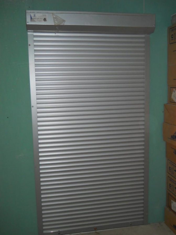 Jalousie de porte: portes de jalousie en bois, jalousie horizontale dans l'embrasure de la porte