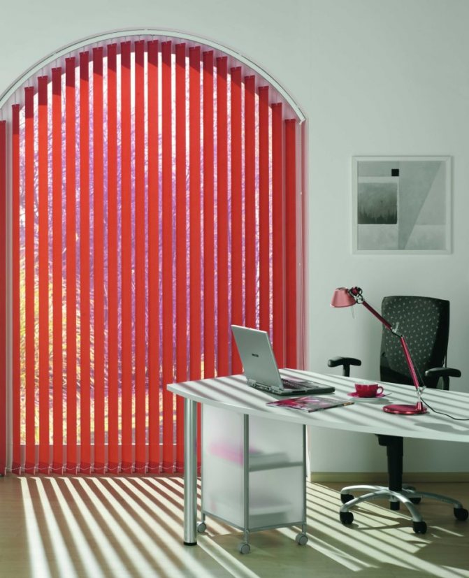 Jalousie de porte: portes de jalousie en bois, jalousie horizontale dans l'embrasure de la porte