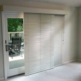 Jalousie de porte: portes de jalousie en bois, jalousie horizontale dans l'embrasure de la porte