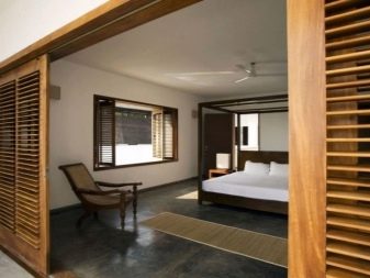 Jalousie de porte: portes de jalousie en bois, jalousie horizontale dans l'embrasure de la porte