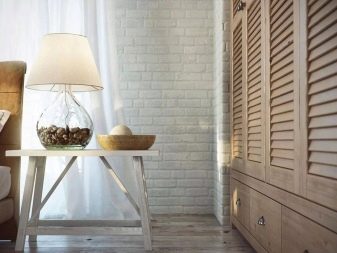 Jalousie de porte: portes de jalousie en bois, jalousie horizontale dans l'embrasure de la porte