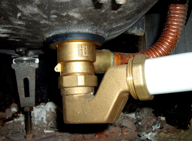 Un piège à odeurs à deux tours pour une salle de bain est un analogue d'un piège à manivelle, mais c'est un appareil plus complexe.