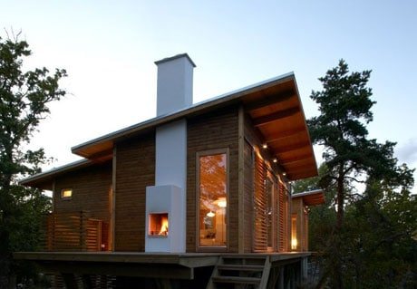 Cheminée dans une petite maison de campagne