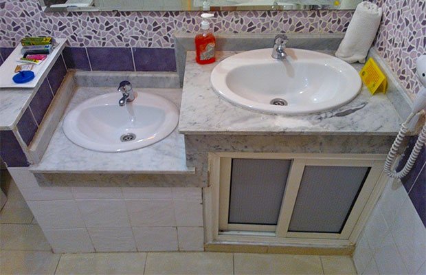 Si possible, il est conseillé aux enfants d'installer un lavabo séparé de plus petite taille et à une hauteur en fonction de leur hauteur
