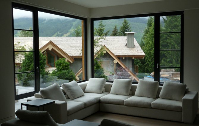 Si la pièce est du côté ensoleillé, vous pouvez acheter des fenêtres auto-ombragées qui réagissent aux rayons du soleil.