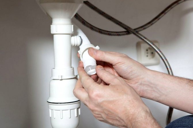 Si le siphon est vieux, il peut ne pas faire face à sa tâche, il est nécessaire de remplacer le joint hydraulique par un neuf