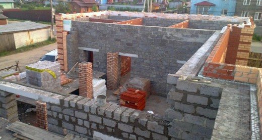 Étapes de la construction d'une maison à partir de blocs de béton d'argile expansée