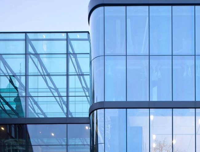 façade d'immeuble avec vitrage monolithique