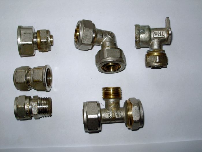 Raccords pour tuyaux métal-plastique