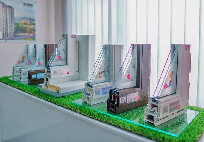 Photo: coins de fenêtre de démonstration dans le renfort de fenêtre du bureau de vente