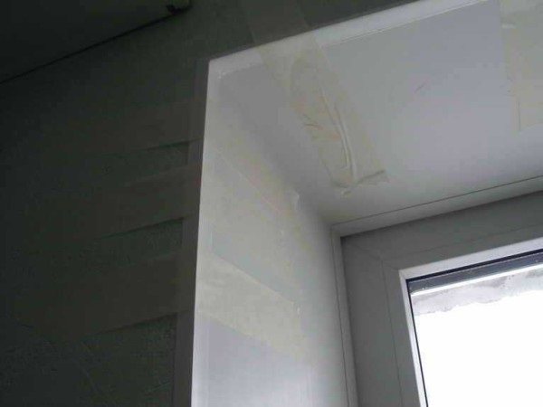 photo: nous fixons la pente avec du ruban de montage