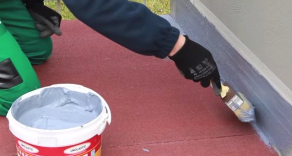 photo: imperméabilisation du balcon et de la loggia avec des matériaux de revêtement
