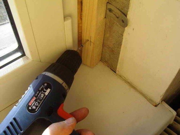 photo: on fixe une barre sous une pente en plastique