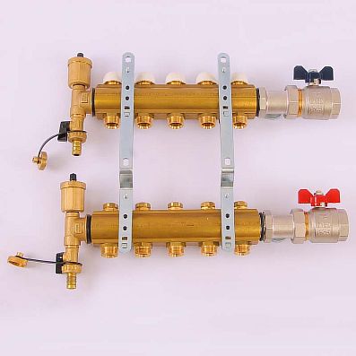 Photo - Nous attachons le collecteur au support