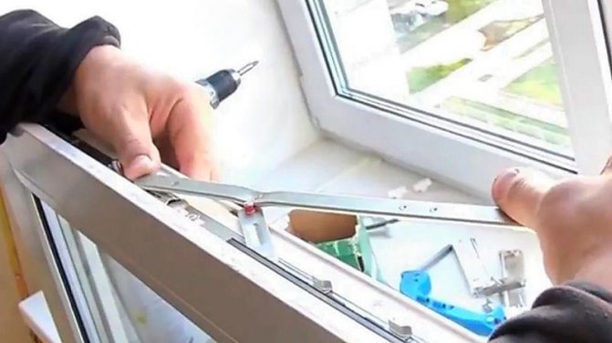 Photo: montage des ciseaux sur l'ouvrant pivotant