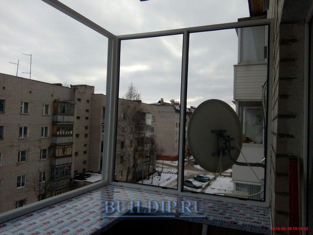 Photo de l'installation de cadres de balcon en aluminium.