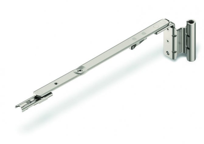 Photo: des ciseaux maintiennent l'ouvrant en position inclinée