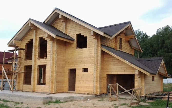 Photo : les fenêtres sont en cours d'installation à la dernière étape de la construction