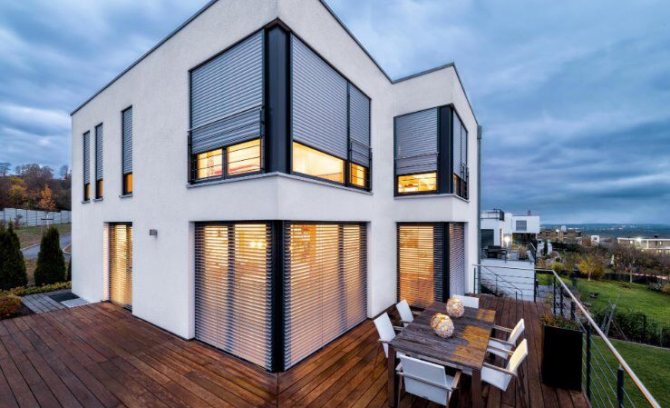 Photo: vitrage panoramique avec éléments de protection solaire