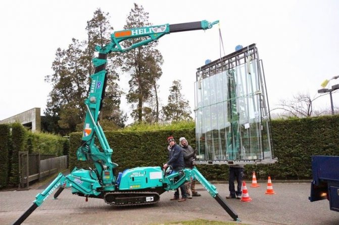 Photo: le vitrage panoramique nécessite un équipement spécial pour le déchargement et l'installation