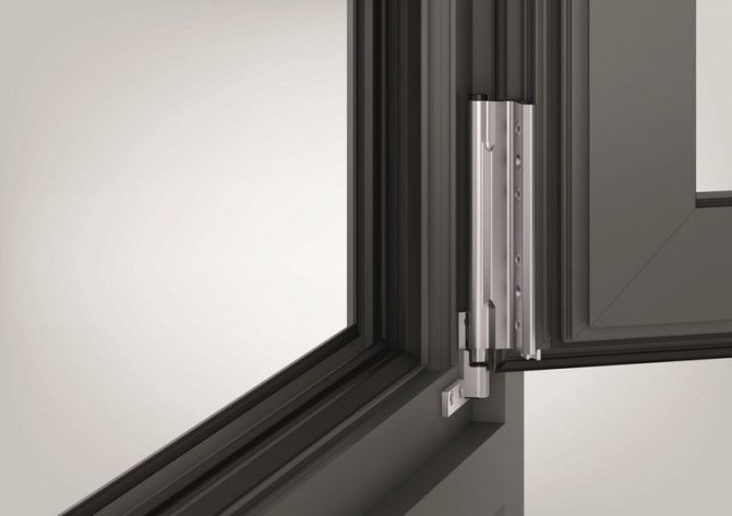 Photo: les charnières du profilé aluminium sont fixées sur la partie encastrée