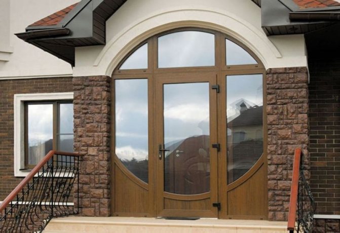 Photo: les portes d'entrée en plastique peuvent être réalisées avec différentes options: couleurs, formes, vitrage, etc.