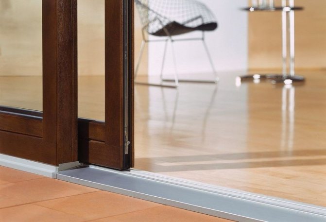 Photo: les ferrures à glissière ne sont utilisées que dans les portes