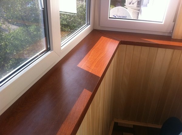 photo: appui de fenêtre en aggloméré sur le balcon