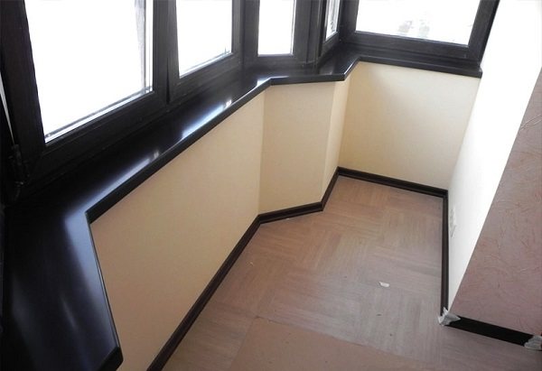 photo : appui de fenêtre en pierre artificielle sur le balcon