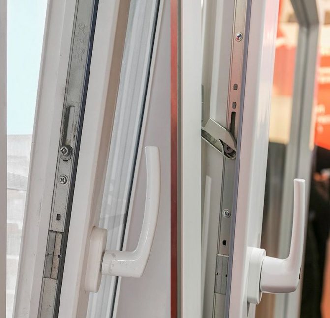 Photo: vantail pivotant en mode ventilation: à gauche - avec une bande standard, l'ouvrant ne s'engage pas avec le cadre; à droite - avec une bande spéciale, les ferrures d'ouvrant restent engagées avec les ferrures de cadre, offrant une protection anti- classe anti-effraction RC2 *