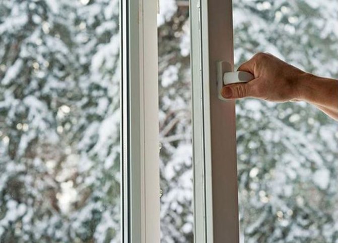 Photo: aérer une pièce en hiver avec un châssis pivotant entraîne une hypothermie de la pièce