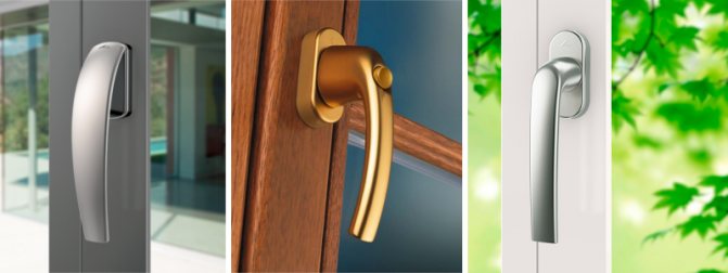 Photo: fenêtre grise et poignée et charnières en acier. Fenêtre marron foncé et poignée et charnières dorées. Fenêtre blanche et poignée et charnières en acier.