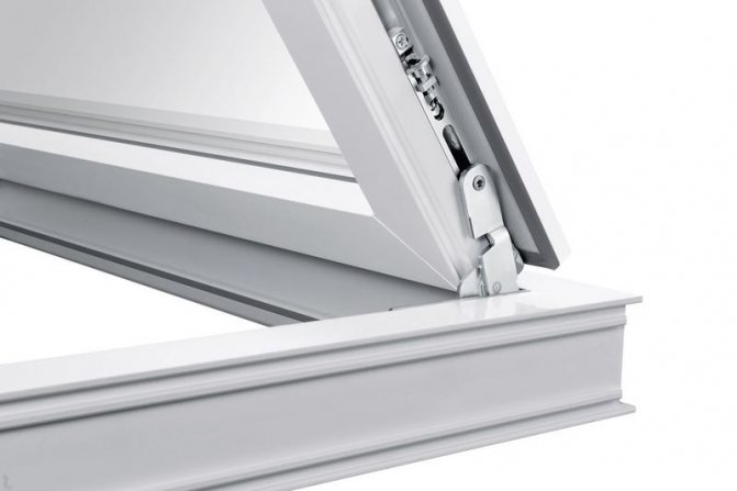 Photo: les charnières cachées situées dans la feuillure n'entrent pas en contact avec le joint et ne violent pas son périmètre, excluant complètement le passage de l'air froid