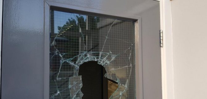 photo d'un meuble à double vitrage avec verre renforcé