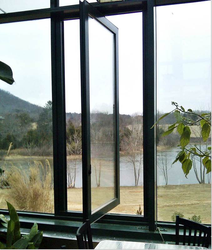 Photo: ouvrant, pivotant autour d'un axe vertical