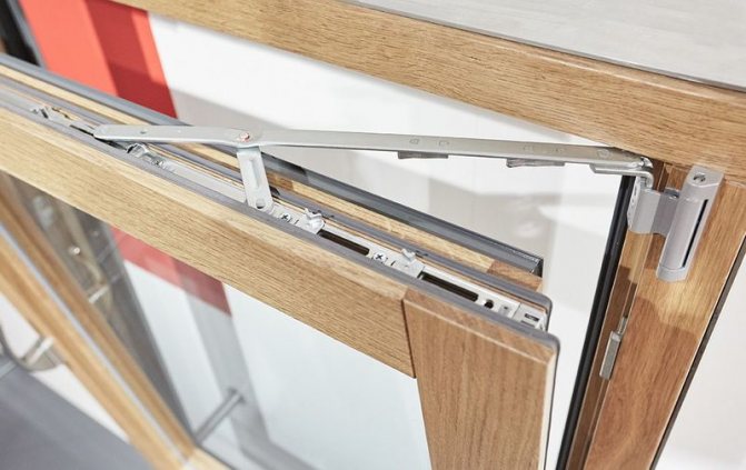 Photo: vantail avec ferrures Roto oscillo-battantes avec micro-ventilation en mode inclinaison, comment rendre une fenêtre ouvrable