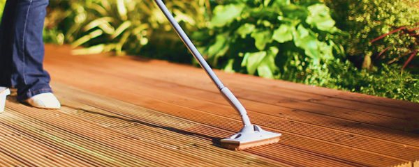 photo: entretien de la planche de terrasse