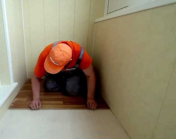 photo : pose de stratifié sur le balcon