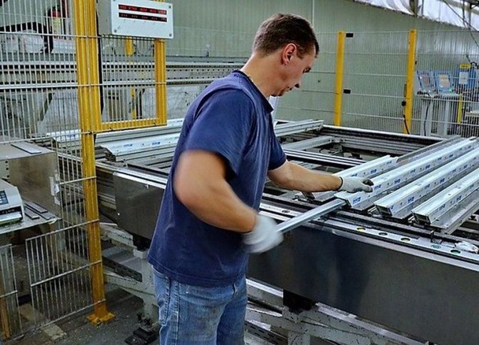 Photo: installation de renfort dans un profil de fenêtre en production, renfort de fenêtre