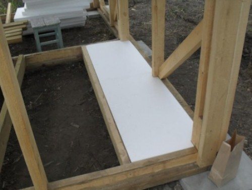 photo: isolation du sol le long des bûches