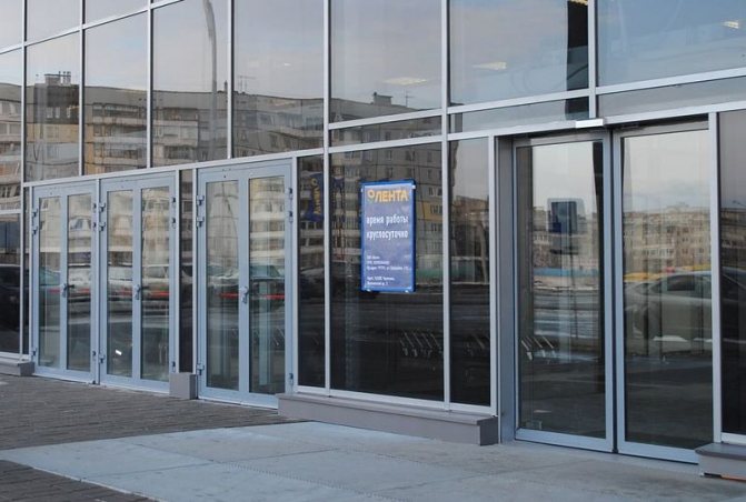 Photo: les portes d'entrée (groupes) des marchés sont plus faciles à fabriquer en aluminium, porte d'entrée en plastique