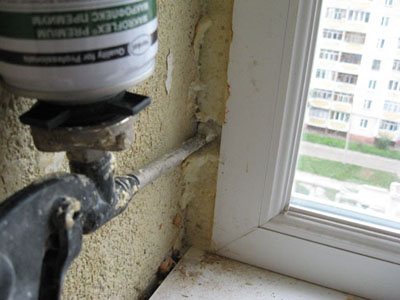 photo: nous remplissons le bloc de fenêtre avec de la mousse