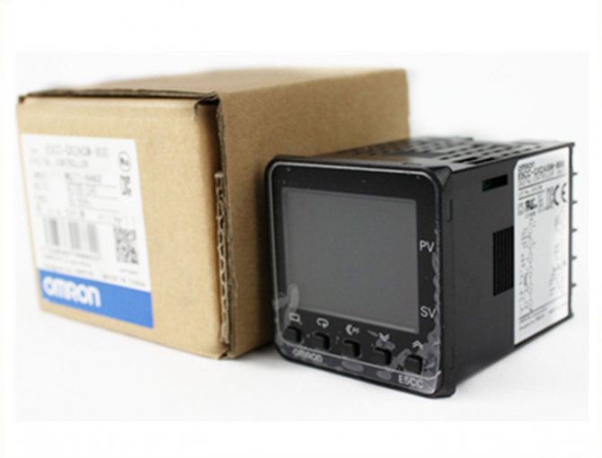 Photo du nouveau thermostat Omron E5CC, à côté du carton