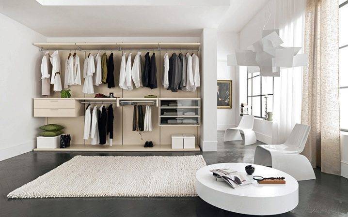 Dressing dans l'appartement: conception du balcon, photo d'une loggia d'une pièce, options de bricolage, hall et réparation pour enfants