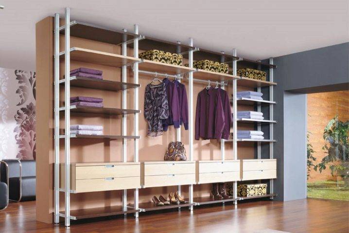 Dressing dans l'appartement: conception du balcon, photo d'une loggia d'une pièce, options de bricolage, hall et réparation pour enfants