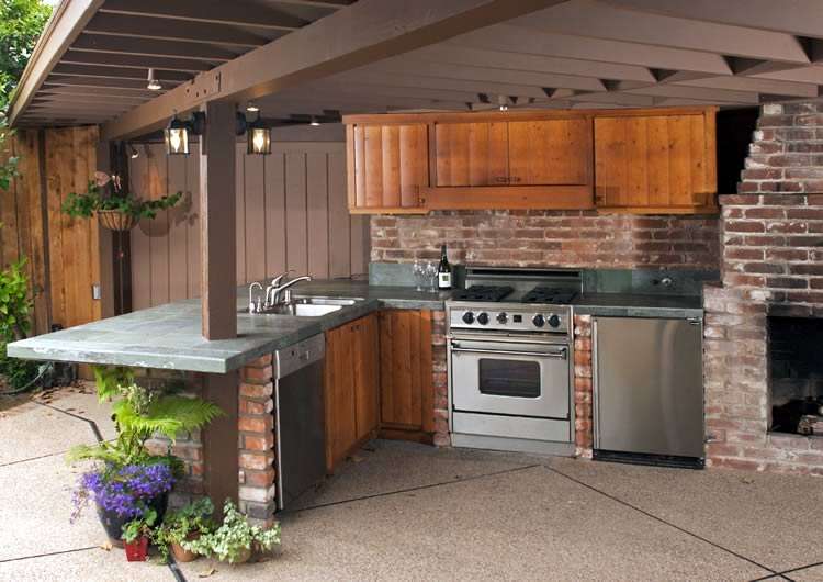 Cuisinière à gaz dans la cuisine d'été