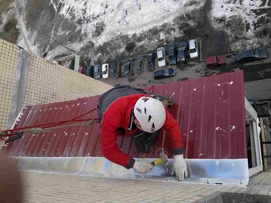 Sceller la jonction du toit du balcon au mur